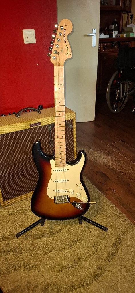 Fender Highway 1 3Tone Sunburst Stratocaster USA 2007, Ophalen, Fender, Gebruikt, Met versterker