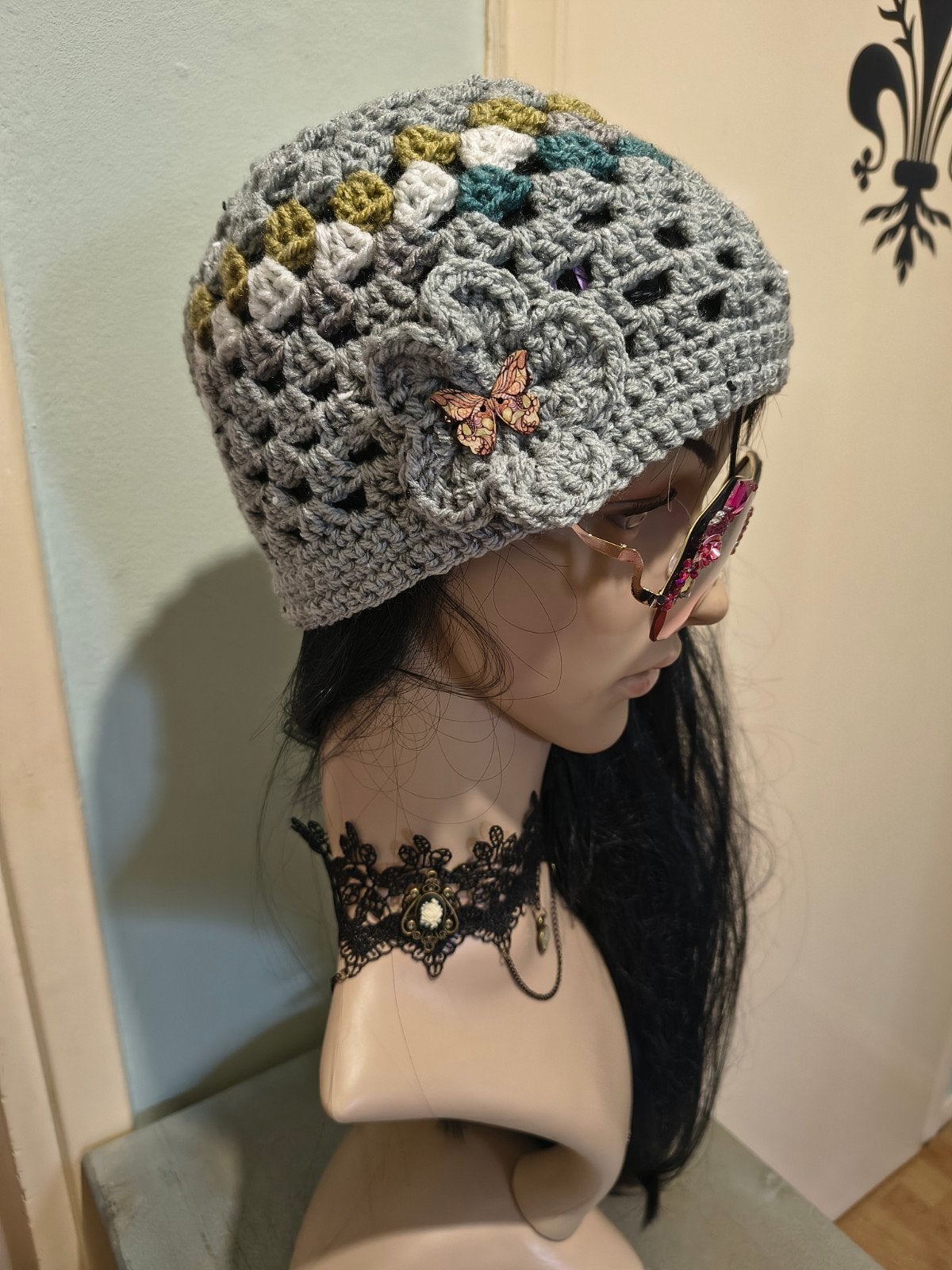 Gehaakte Beanie met Bloem en Houten Vlinder, Kleding | Dames, Hoeden en Petten, Ophalen, Hoed, Nieuw, One size fits all