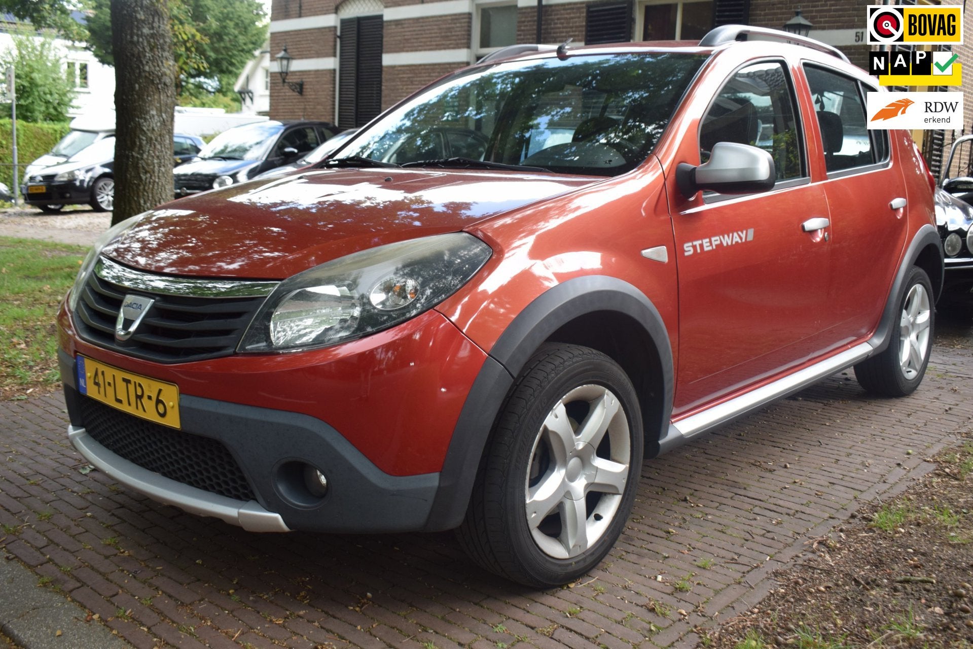 Dacia Sandero 1.6 Stepway Trekhaak, Auto's, 4 cilinders, 1070 kg, Origineel Nederlands, Bedrijf