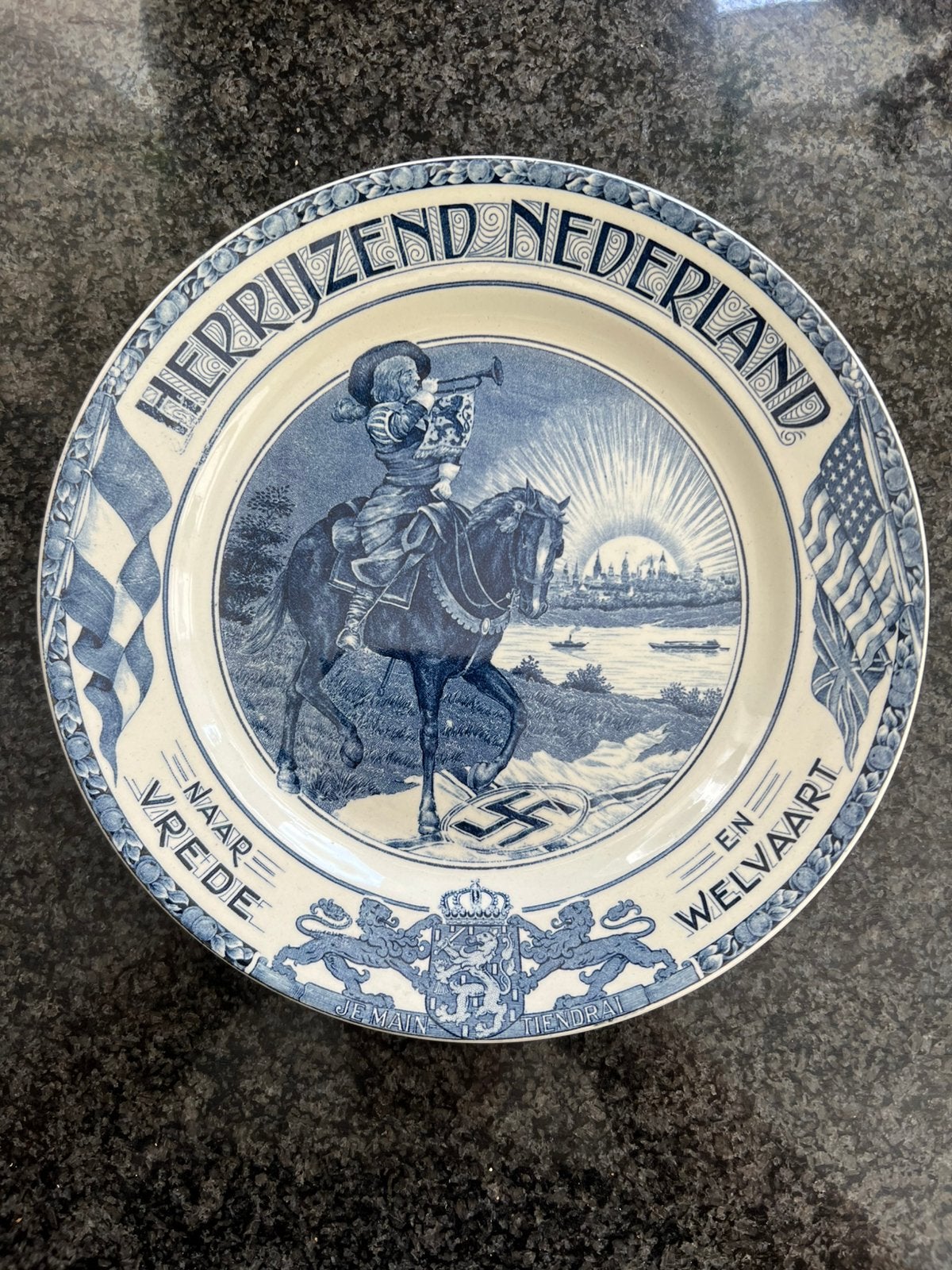 Delftsblauw bord Bevrijding 1945 Société Céramique Maastrich, Antiek en Kunst, Ophalen of Verzenden