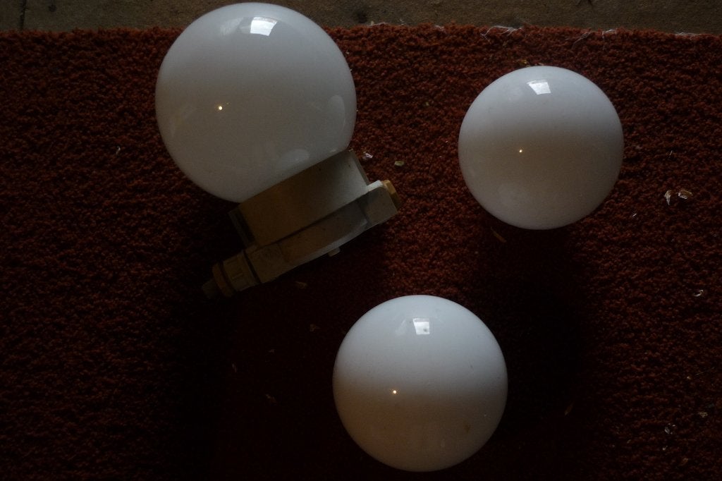 2  witte  lampen bollen, Ophalen of Verzenden
