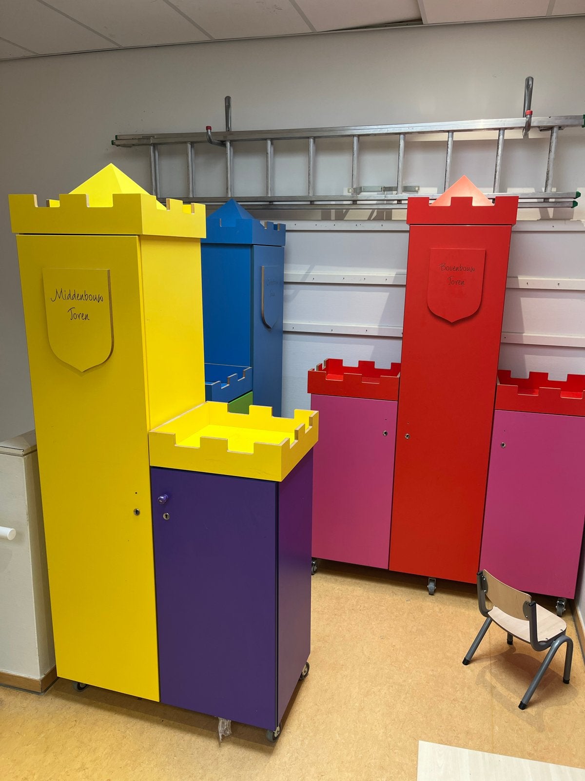 Kleurrijke kasteelkasten voor speelse opbergruimte, Ophalen, Gebruikt, Kast