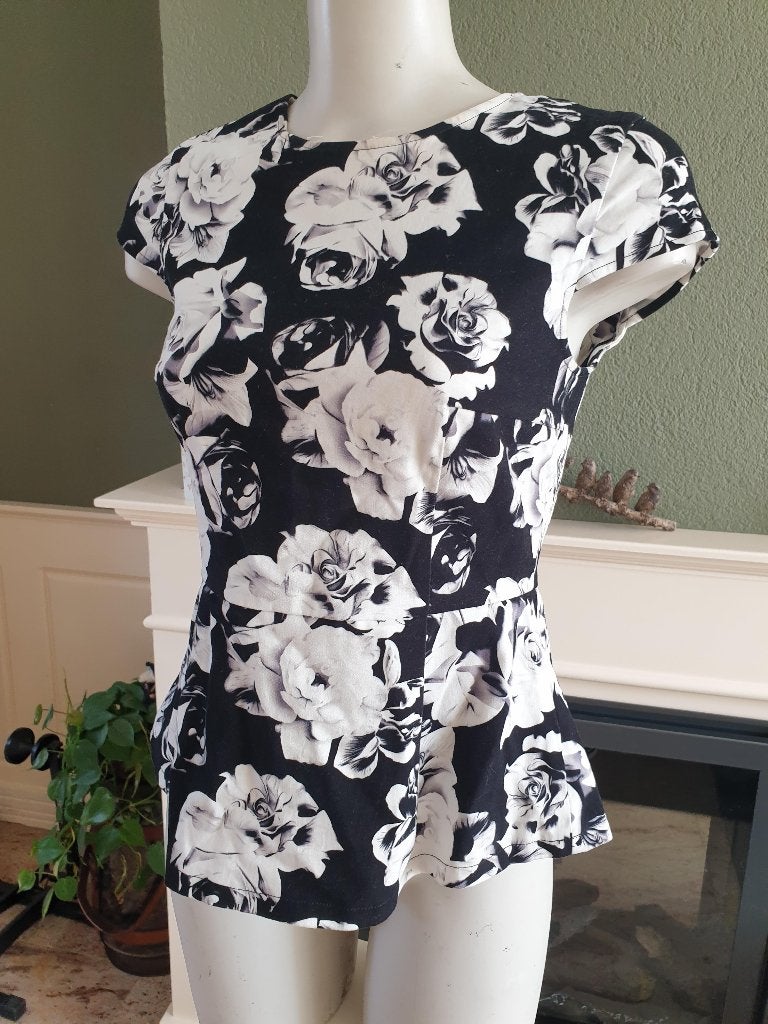 Mint & Berry zwart witte rozen top 36 S, Verzenden, Zo goed als nieuw, Korte mouw, Maat 36 (S)