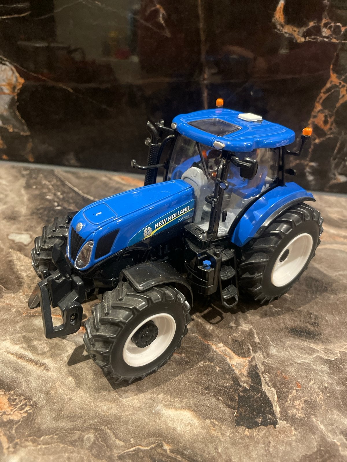 2 Britains 1:32 Tractoren: New Holland & Massey Ferguson, Ophalen, Gebruikt, Tractor of Landbouw, Britains