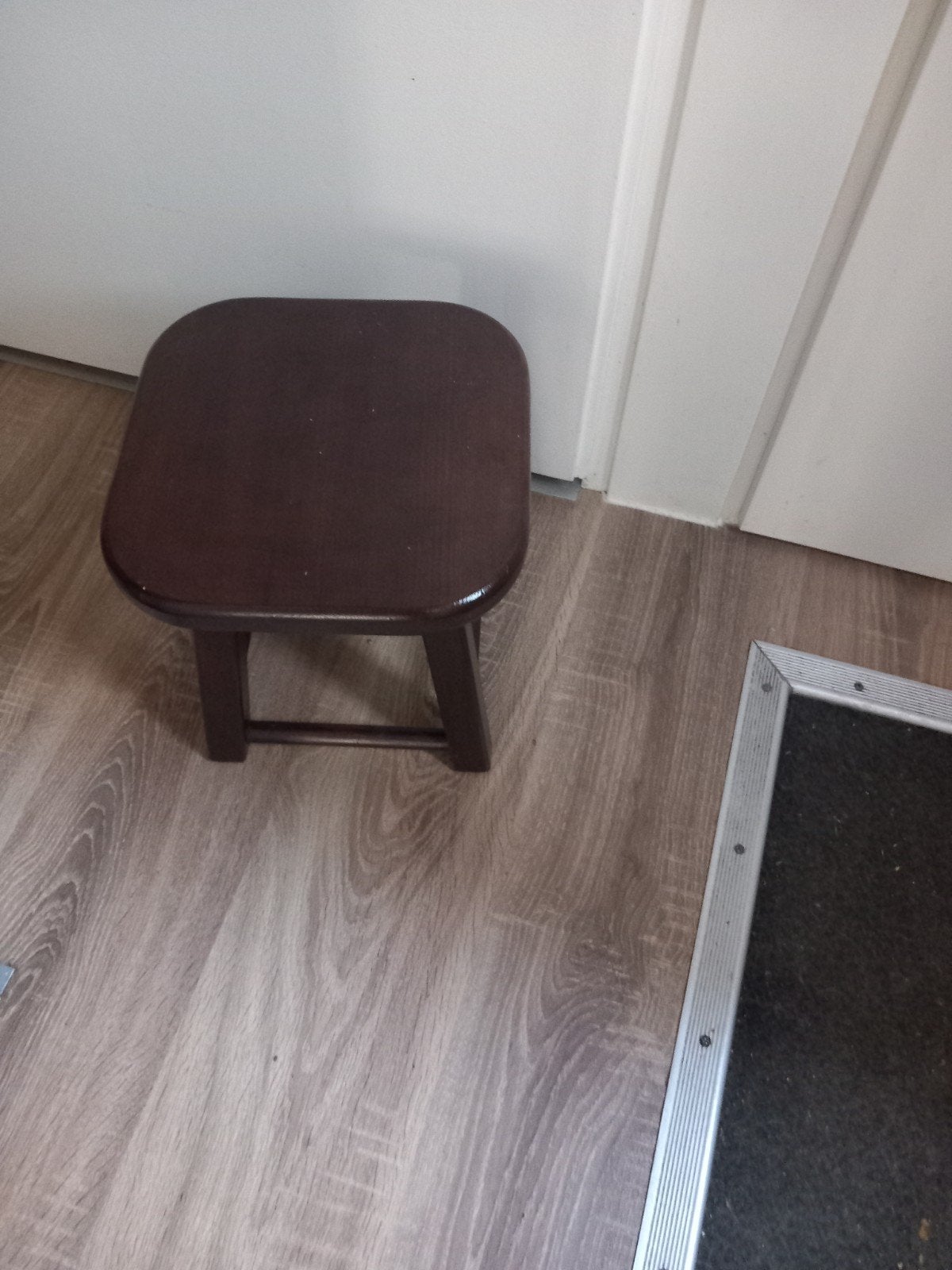 . Mooie krukje donker eiken prijs €15.00, Ophalen of Verzenden, Hout