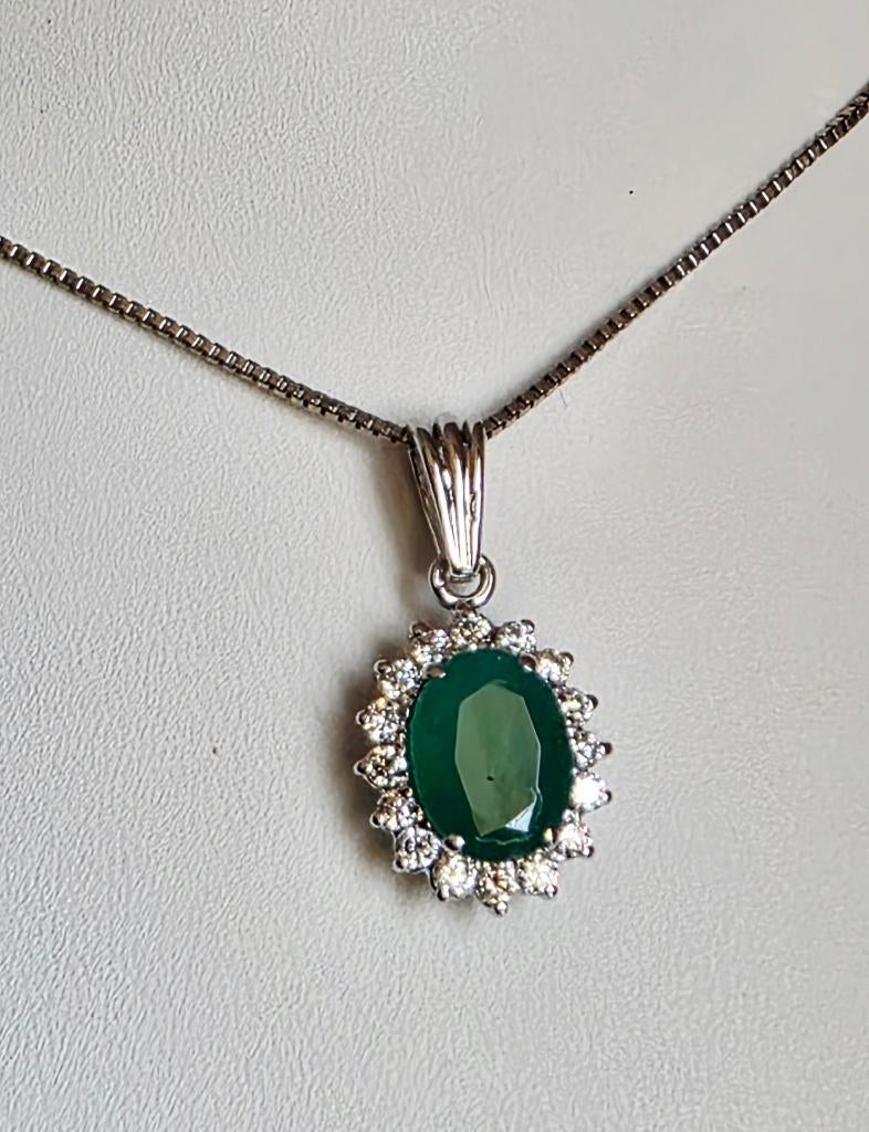 Klassieke gouden hanger met smaragd 2,16kt en diamanten, Ophalen of Verzenden, Zo goed als nieuw, Met edelsteen, Goud