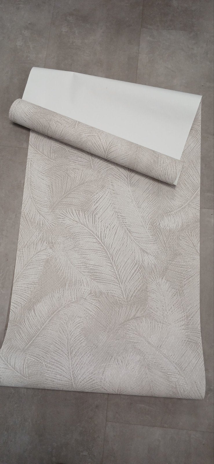 Dutch Wallcoverings Arcadia behang veer/bladmotief A70202, Beige, Dutch Wallcoverings, Info@wemekampschildersbedrijf.nl, Ophalen of Verzenden