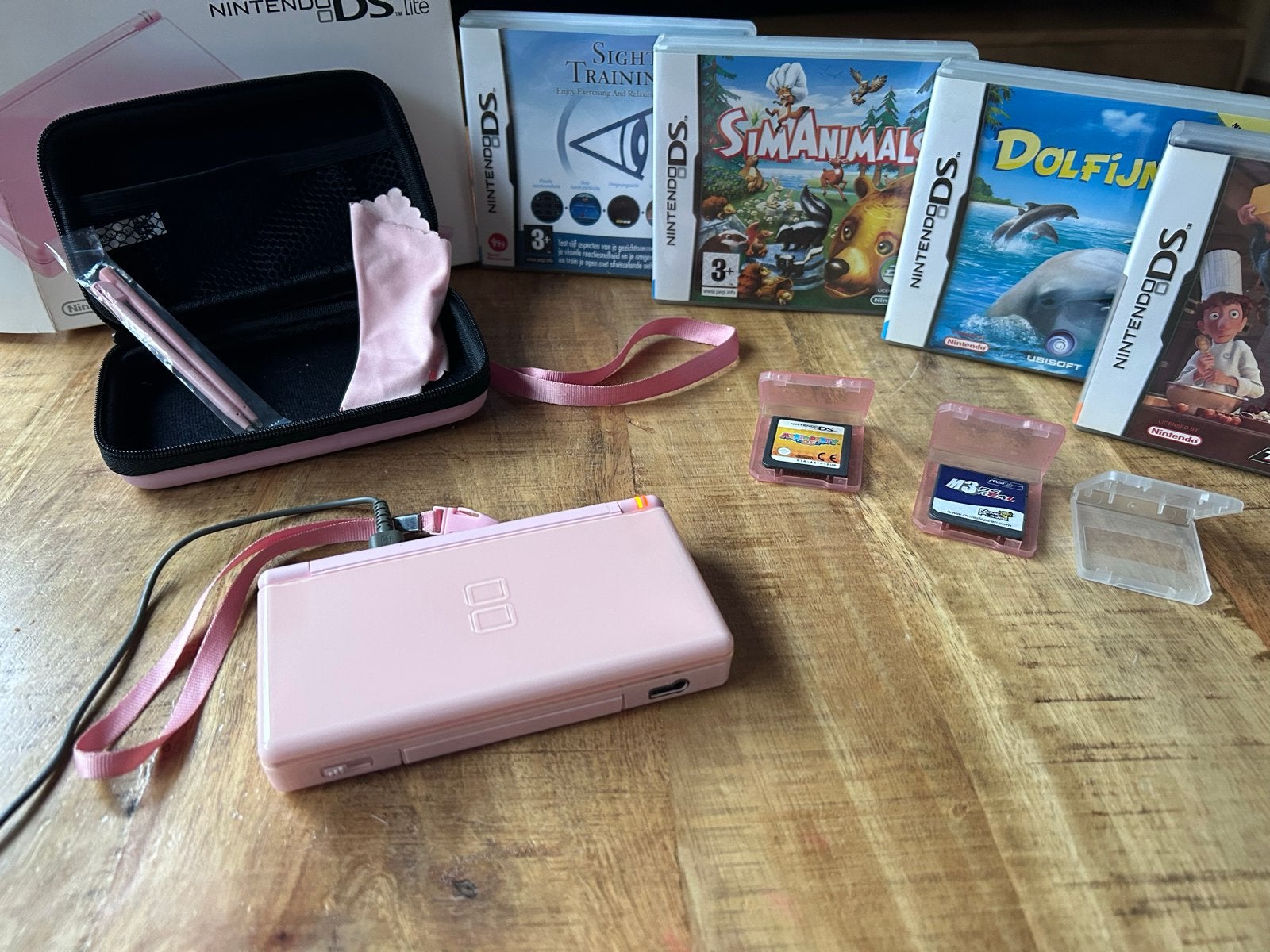 Nintendo DS Lite Roze Compleet in Doos + 5 Spellen + Hoes, Ophalen of Verzenden, Roze, DS Lite, Gebruikt