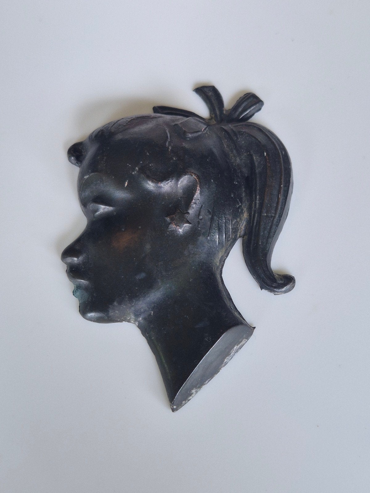 Vintage Wandmasker Meisje – GAAG, Zwart, 9 cm, Wanddecoratie, Metaal