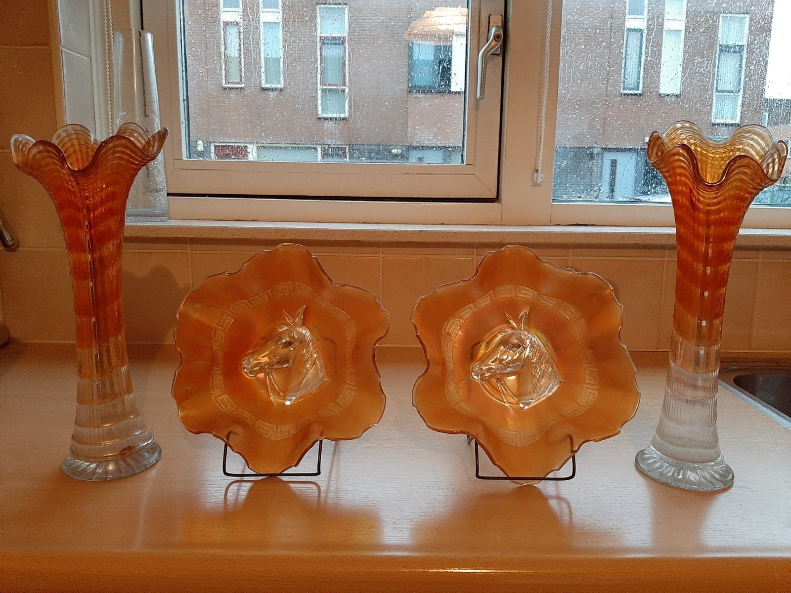 2 vaasjes en 2 bordjes met paardenkoppen, Antiek en Kunst, Antiek | Glas en Kristal, Ophalen