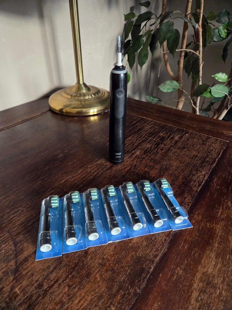 Oral B & Braun Elektrische Tandenborstel met 7 opzetborstels, Sieraden, Tassen en Uiterlijk, Ophalen of Verzenden, Tandenborstel