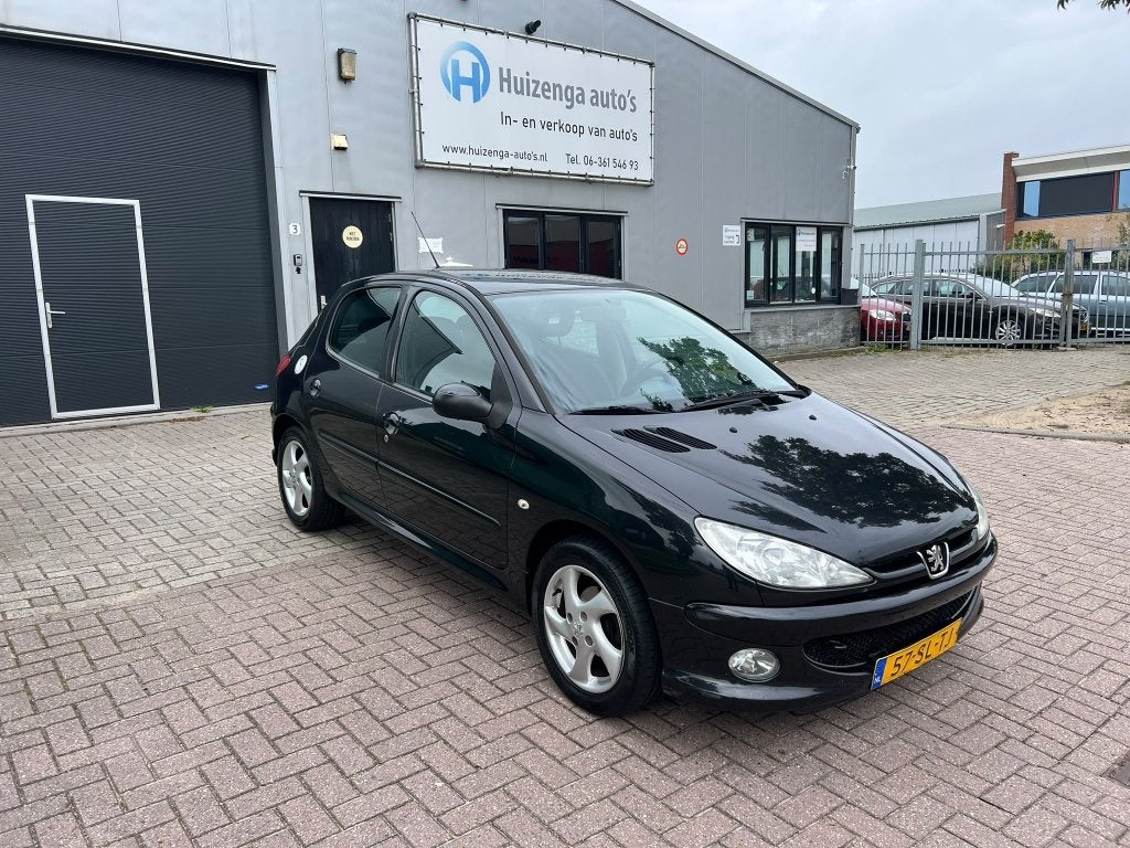 Peugeot 206 1.4 |5drs |Airco |APK 12-06-2027 (bj 2006), Auto's, 31 €/maand, 4 cilinders, Zwart, Bedrijf