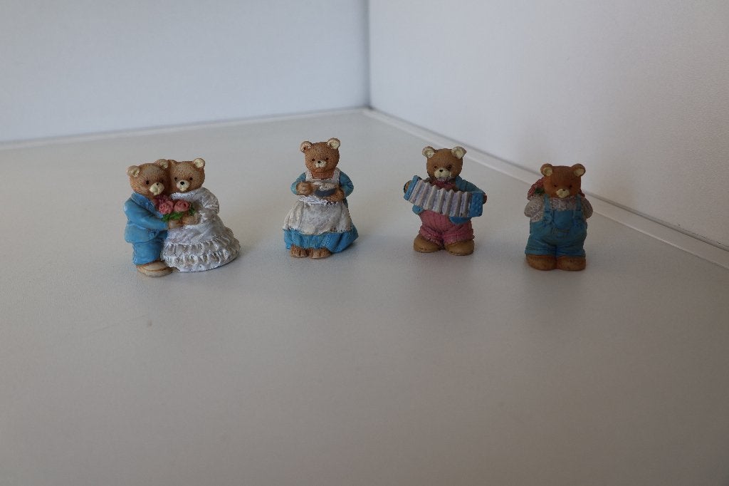 4 leuke gekleurde Beertjes, Verzamelen, Beren en Cherished Teddies, Ophalen of Verzenden, Zo goed als nieuw, Beeldje, Overige merken