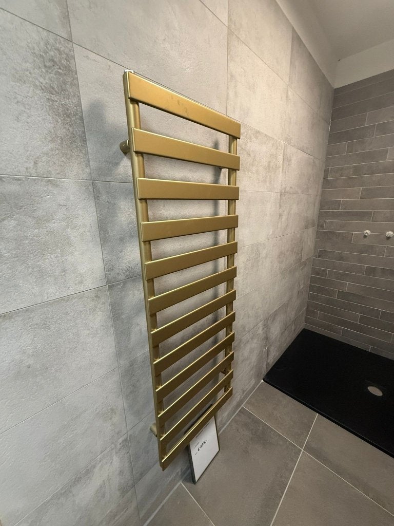 Vasco gouden Design Radiator – Luxe Uitstraling 135x49cm, Doe-het-zelf en Verbouw, Verwarming en Radiatoren, Ophalen, Minder dan 60 cm