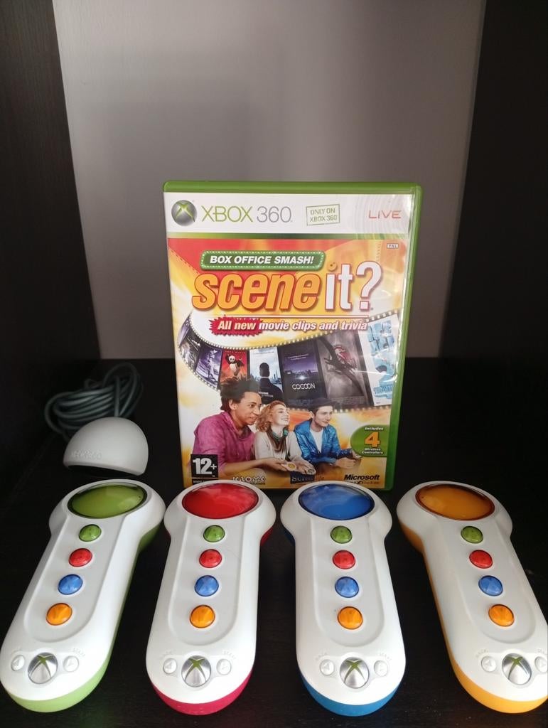 Scene It? Box Office Smash! Xbox 360 met 4 controllers, Spelcomputers en Games, Games | Xbox 360, Puzzel en Educatief, Eén computer