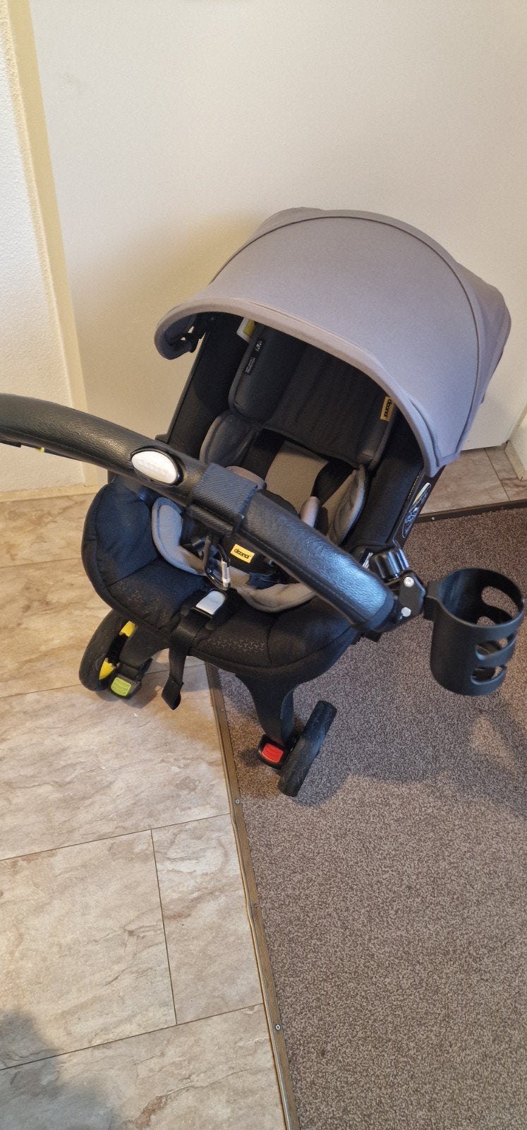Doona autostoel/kinderwagen met complete accessoireset, Autogordel, Zo goed als nieuw, 0 t/m 13 kg, Ophalen