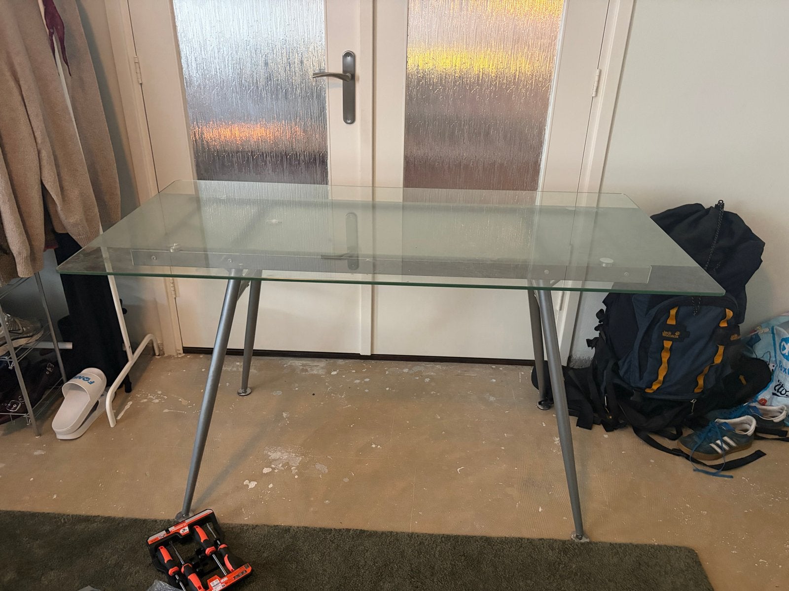 Glazen tafel met metalen poten, Gebruikt, 100 tot 150 cm, Tot twee personen, Glas