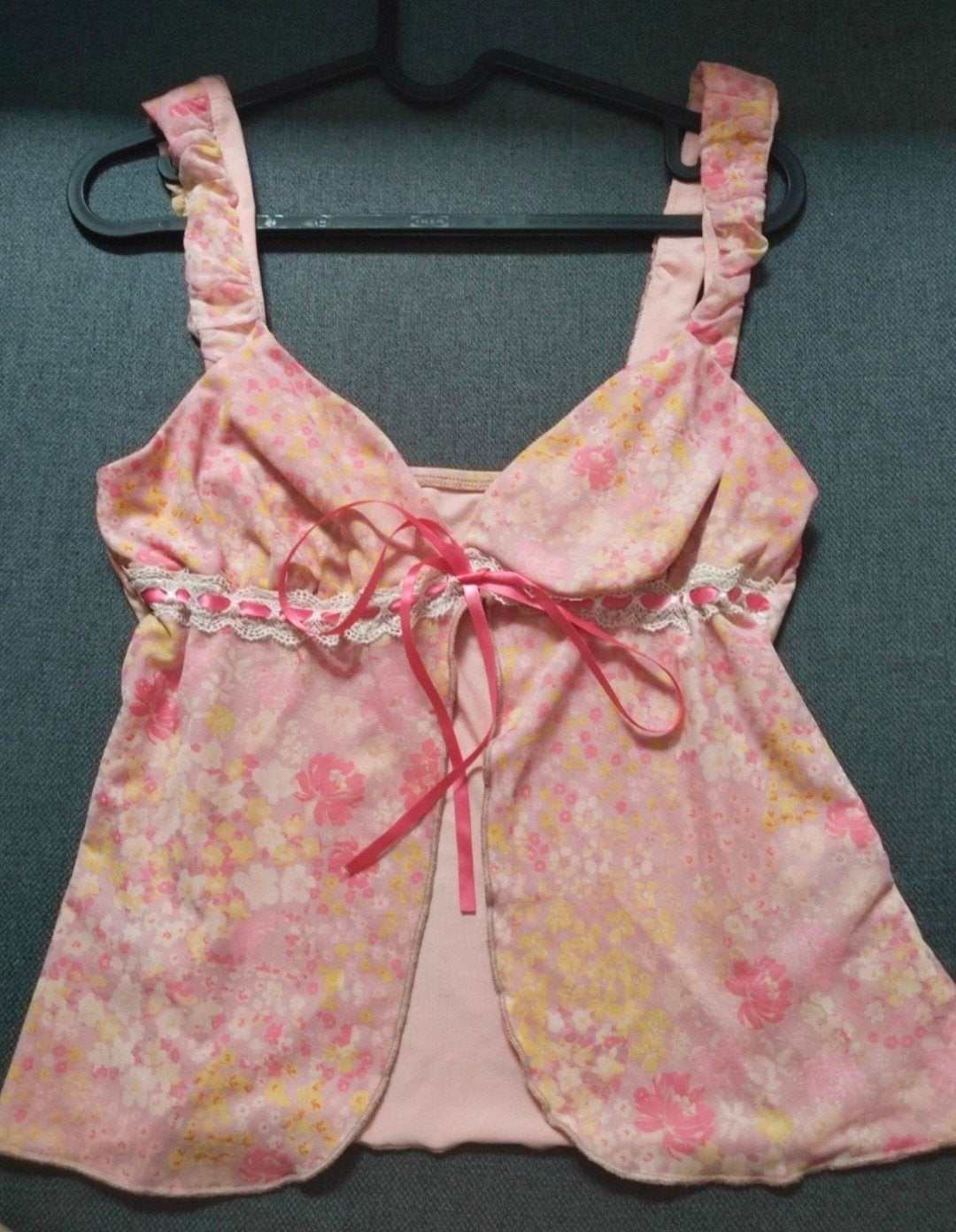 Roze bloemen top met strik en ruches, Kleding | Dames, Tops, Maat 38/40 (M), Ophalen of Verzenden, Roze, Zonder mouw