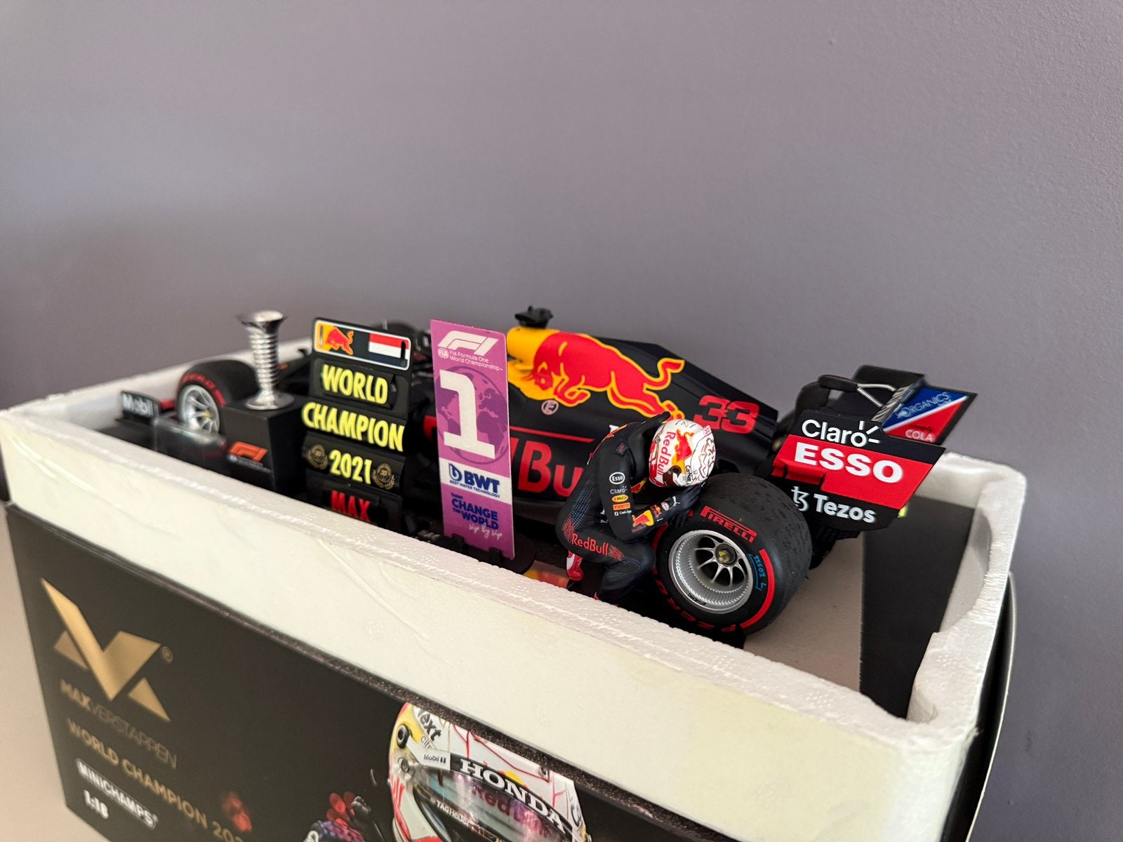 Abu Dhabi 2021 1:18 Max Verstappen + figuur + accessoires, Ophalen of Verzenden, Zo goed als nieuw, MiniChamps