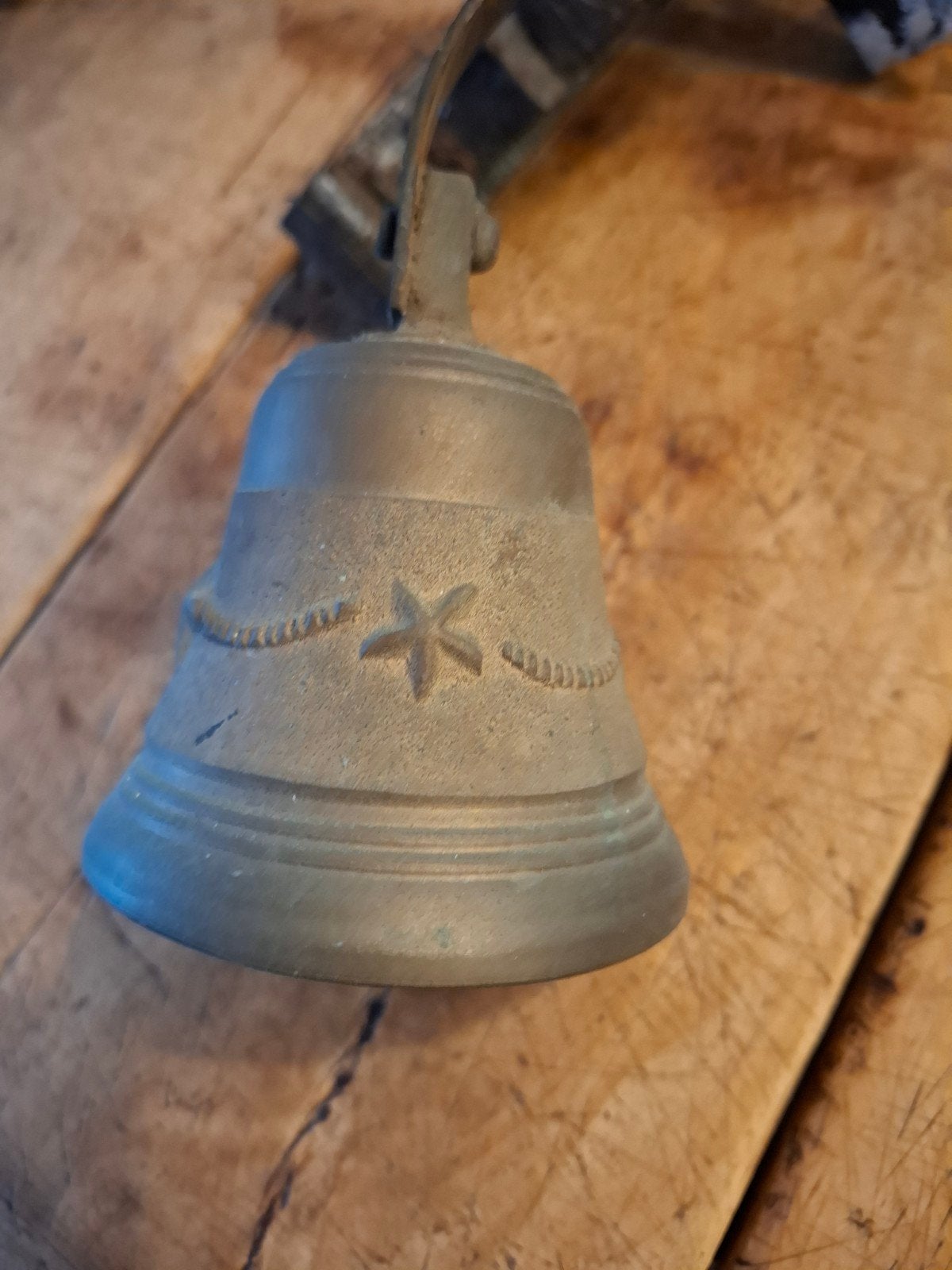 Antieke gietijzeren deurbel met ketting en bel, Ophalen of Verzenden