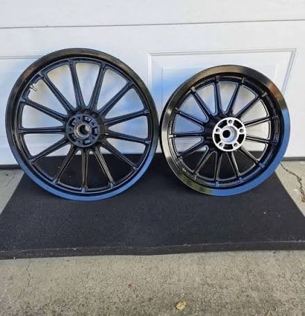 Gezocht: 13 spoke mag of switchblade velgen voor Harley Dyna, Ophalen of Verzenden, Gebruikt
