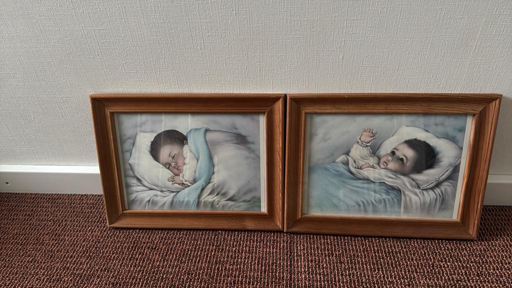 2x Baby schilderij in lijst - 36x27 cm - Kan hangen/staan, Ophalen of Verzenden, Gebruikt, Schilderij