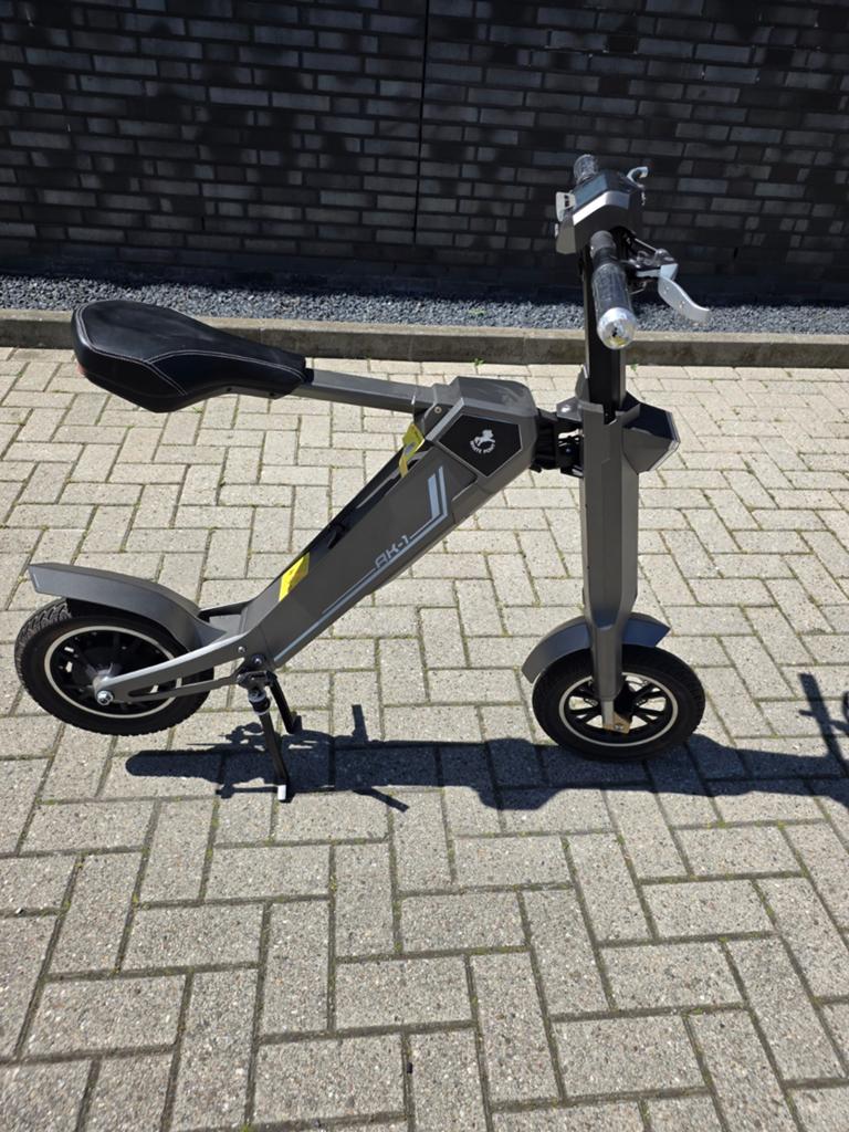 Elektrische step met zitje - AK-1 model, Ophalen of Verzenden, Zo goed als nieuw, Elektrische step (E-scooter), AK-1