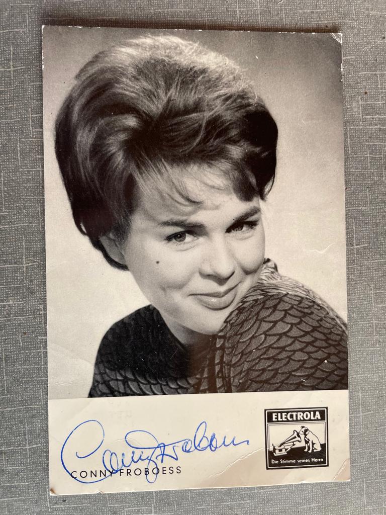ansichtkaart van Conny Froboess met echte handtekening., Verzamelen, Verzenden, 1960 tot 1980, Sterren en Beroemdheden