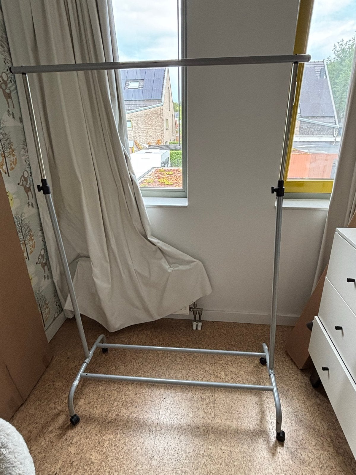 IKEA RIGGA Kledingrek - Verstelbaar en Verrijdbaar, Kleding | Dames, Kledingrekken, Ophalen, Met wielen, Gebruikt