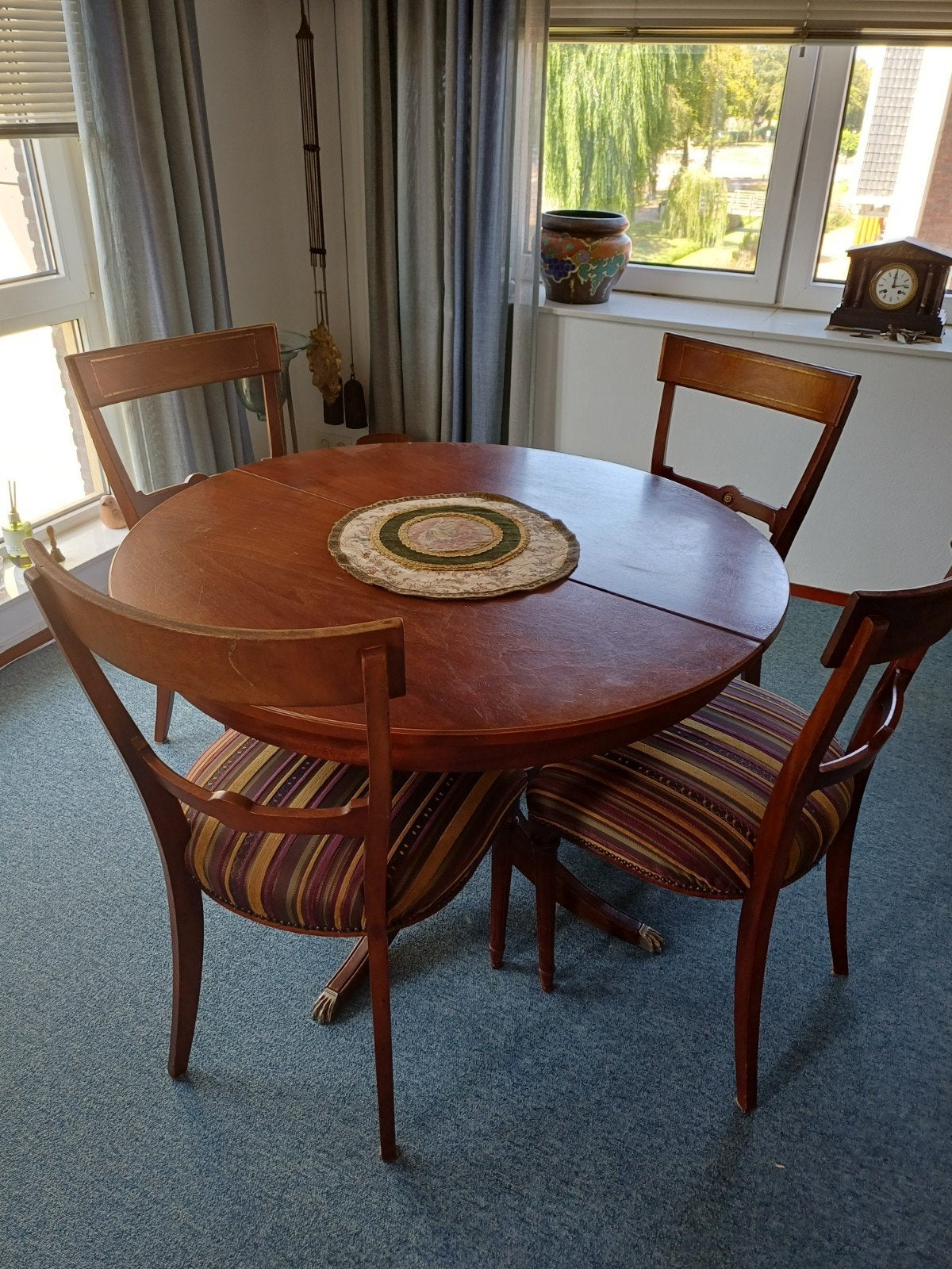 Klassieke houten eettafel met 4 stoelen, Gebruikt, Klassiek, Rond, Ophalen of Verzenden