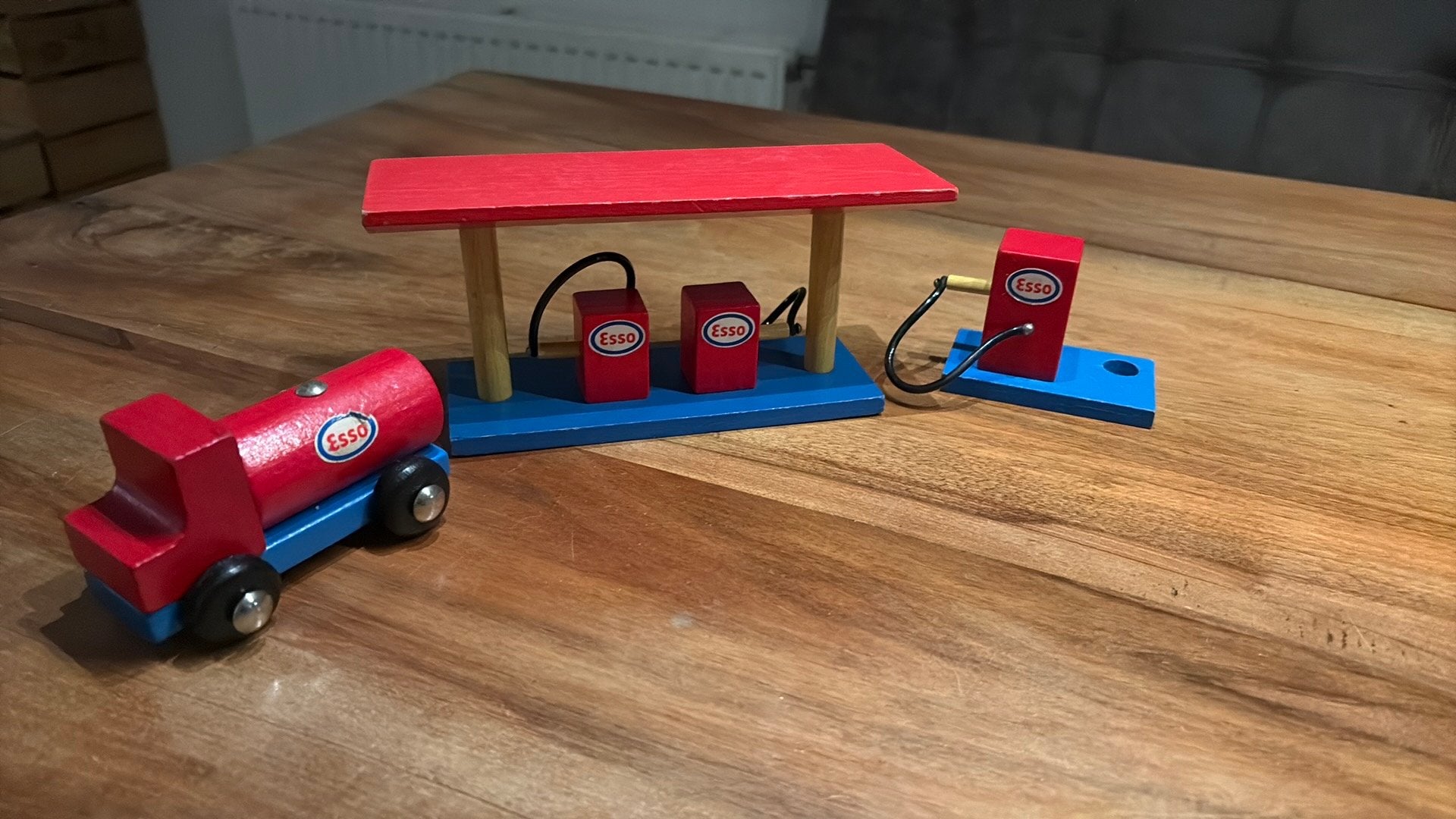 Heros esso tankstation hout west germany, Ophalen of Verzenden
