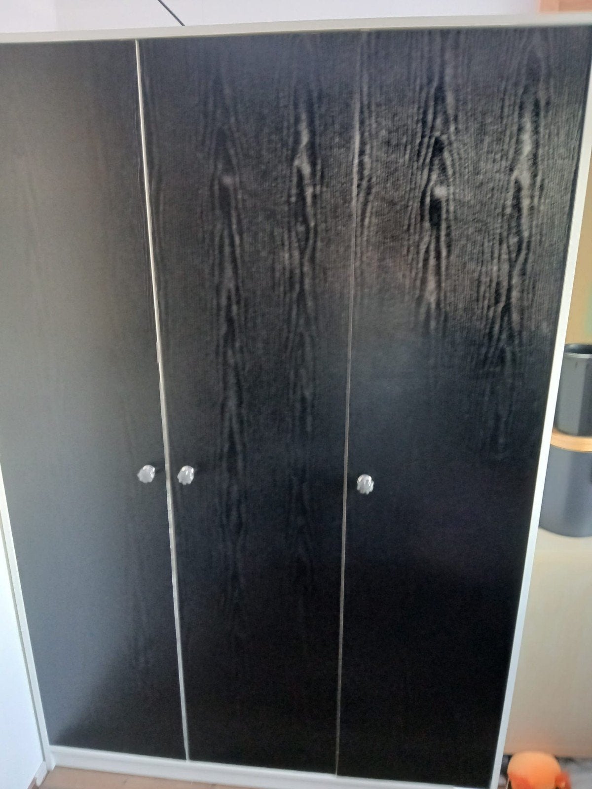 Kledingkast met zwart plakplastic en zilverkleurige knoppen, Huis en Inrichting, Ophalen, Overige materialen, Met deur(en), Gebruikt
