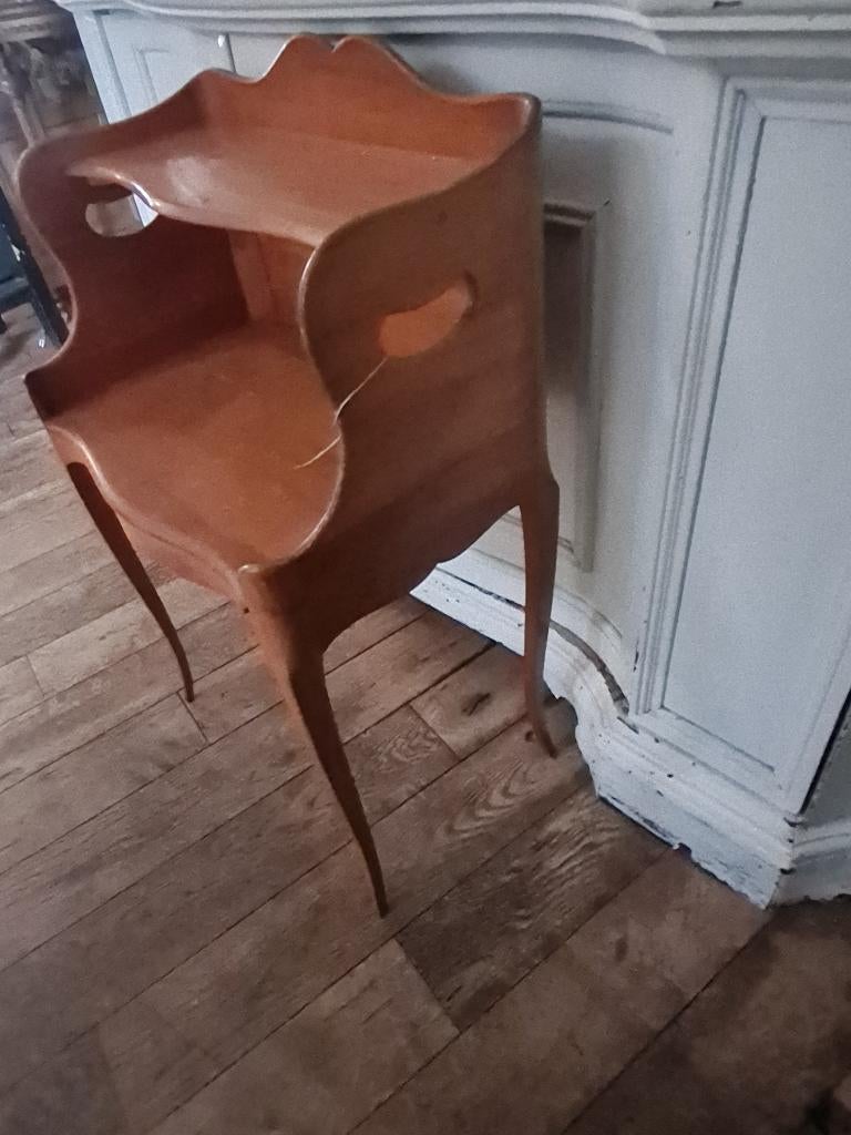 Zeer oud, rank elegant nachtkastje, Antiek en Kunst, Ophalen of Verzenden
