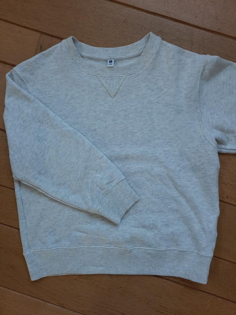 UNI QLO sweater licht grijs maat 122/128 - zgan -, Kinderen en Baby's, Kinderkleding | Maat 122, Trui of Vest, Ophalen of Verzenden
