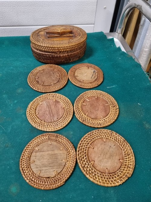 mandje met onderzetters 6 stuks indonesian, Huis en Inrichting, Woonaccessoires | Onderzetters, Ophalen of Verzenden, 'T Olde Gre-j