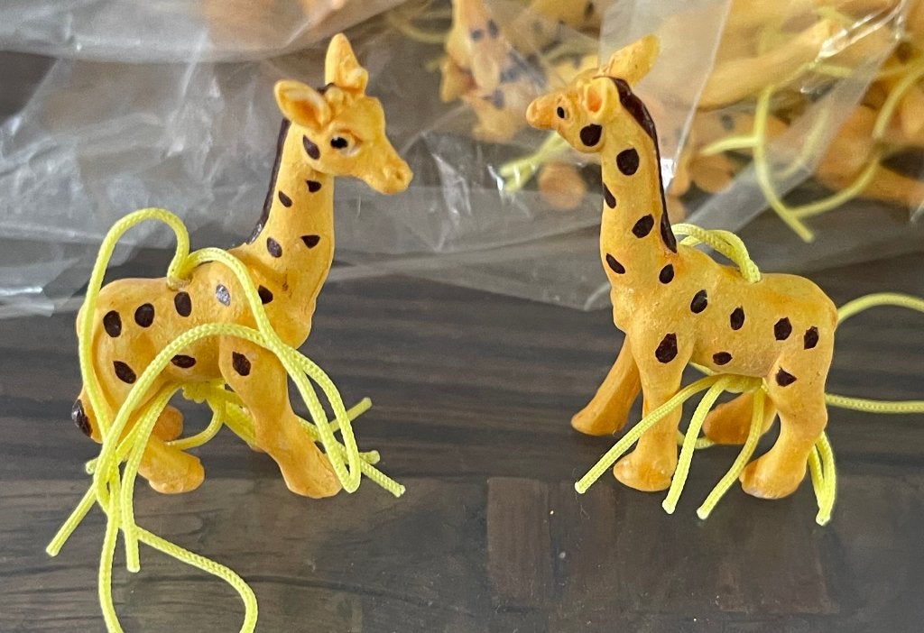 geluks poppetjes/ hangertjes letterkraaltjes houten plakkers, ., Nieuw, Ophalen of Verzenden, Vrolijke-muisjes