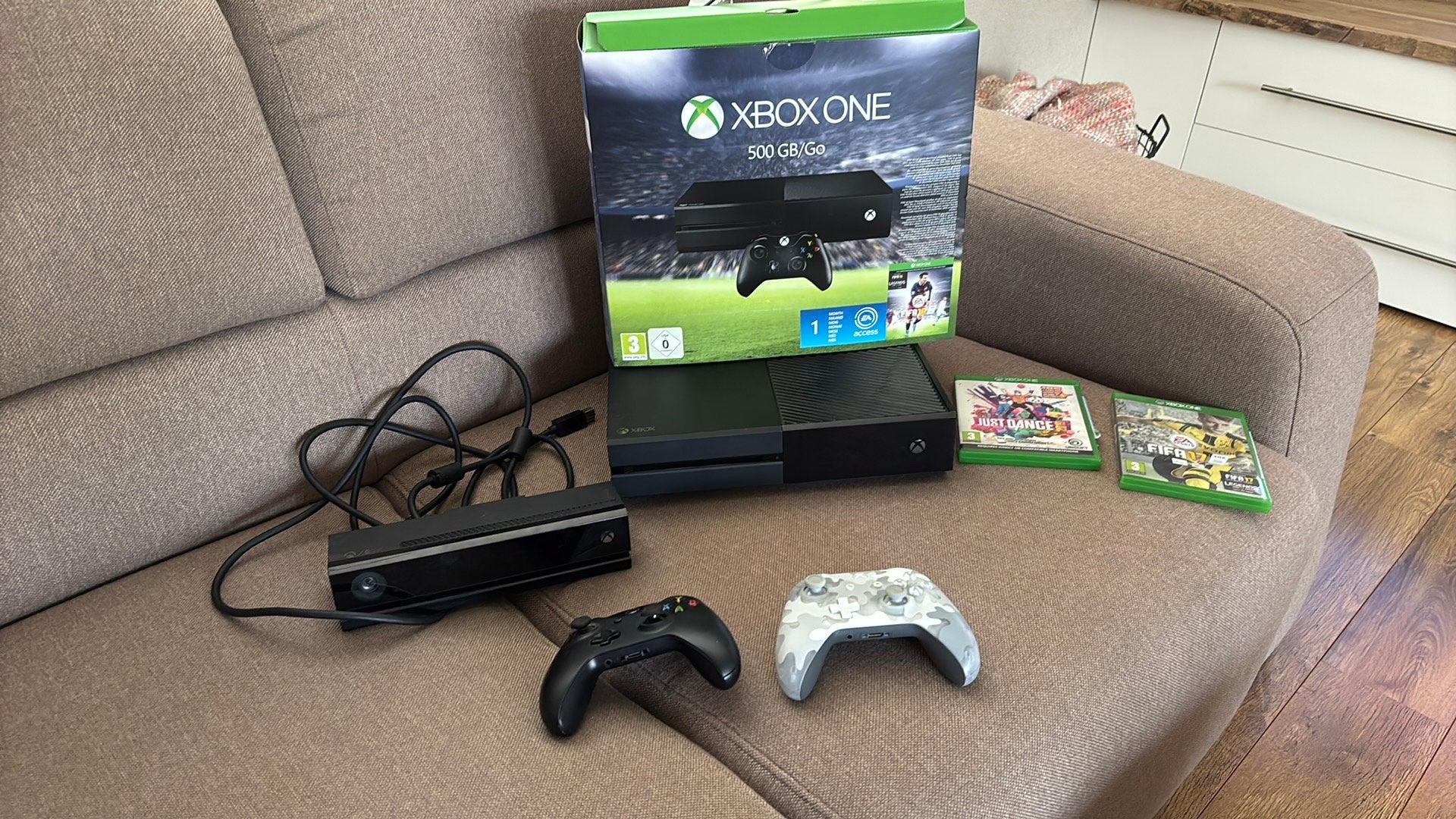 Xbox one 500gb met kinect, Ophalen, Zo goed als nieuw, 500 GB, Met 2 controllers