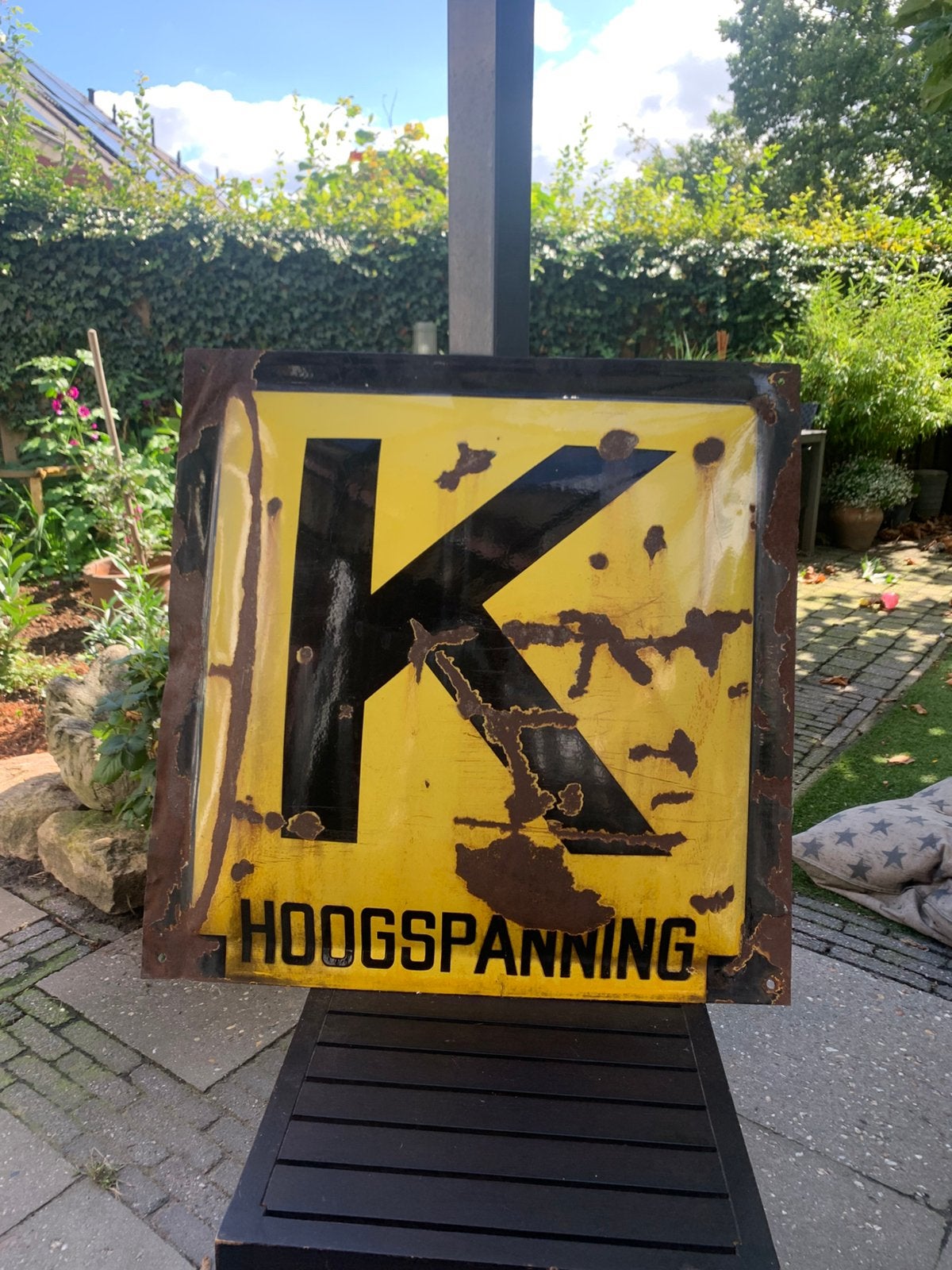 Emaille bord Hoogspanning, Ophalen