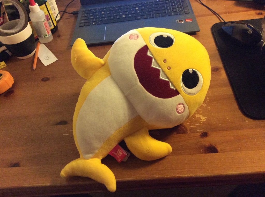 Pinkfong Baby Shark veiligheidsgordel knuffel, 35 cm. Geel, Kinderen en Baby's, Ophalen of Verzenden, Zo goed als nieuw, Geel