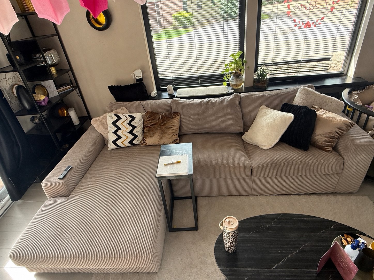 Heerlijke hoekbank ribstof grijs/beige, Huis en Inrichting, Banken | Bankstellen, Ophalen, Gebruikt, Hoekbank, Stof