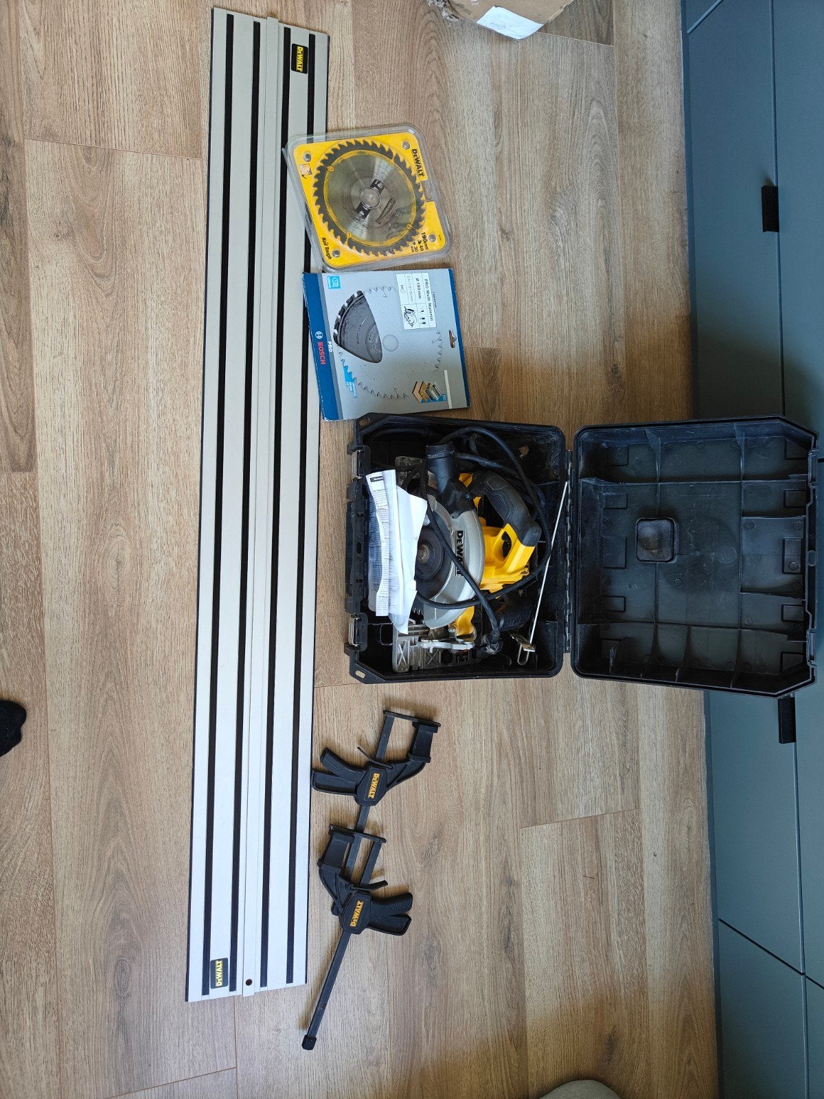 DeWalt DWE576 Cirkelzaag met 1500mm rail en 3 zaagbladen, Doe-het-zelf en Verbouw, Gereedschap | Zaagmachines, Ophalen, Cirkelzaag