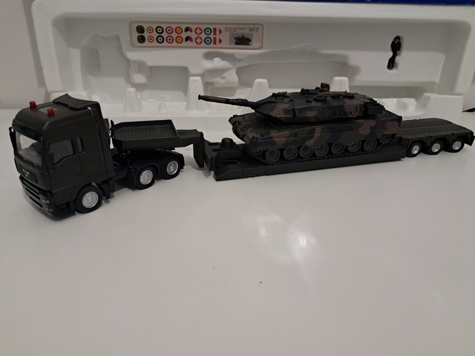 Siku 8612 MAN met dieplader en Leopard tank 1:50 army, Hobby en Vrije tijd, Ophalen of Verzenden, Bus of Vrachtwagen, SIKU