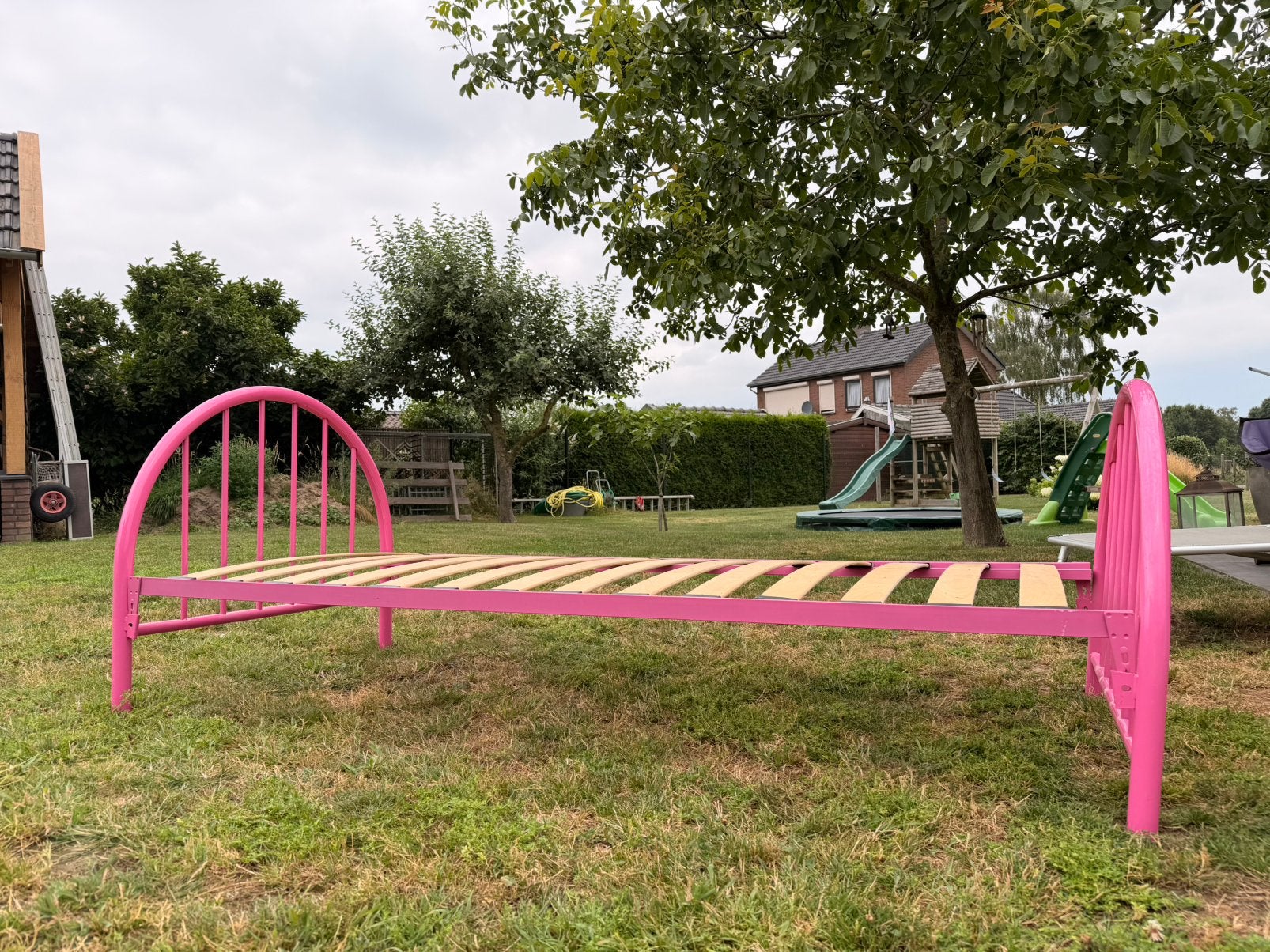 Meisjes bed, Kinderen en Baby's, Kinderkamer | Bedden, Ophalen, 85 tot 100 cm, Zo goed als nieuw, Lattenbodem