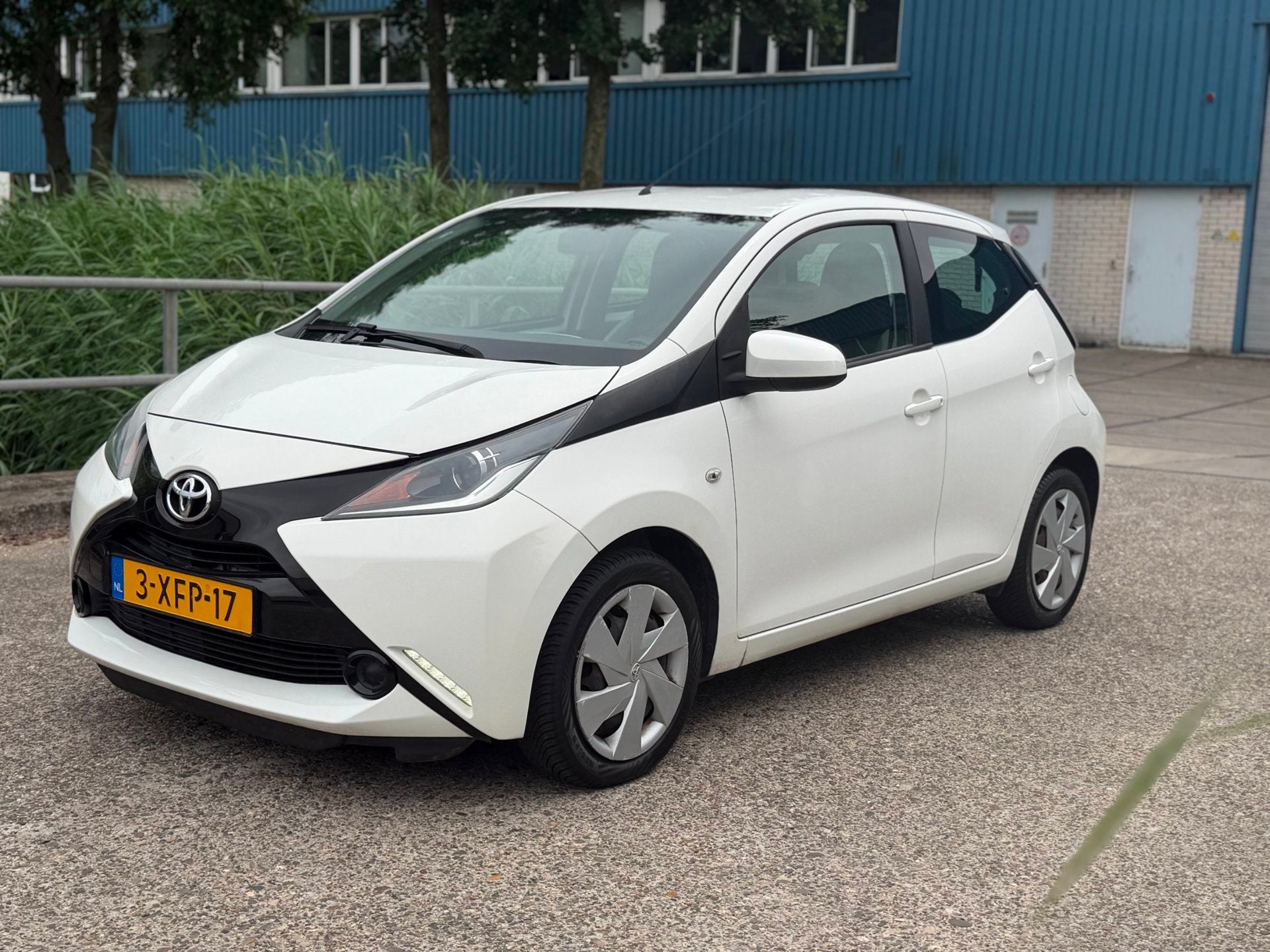 Toyota Aygo 1.0 VVT-i x-play Grootscherm Airco! Camera NAP!, Voorwielaandrijving, Euro 5, Gebruikt, 4 stoelen