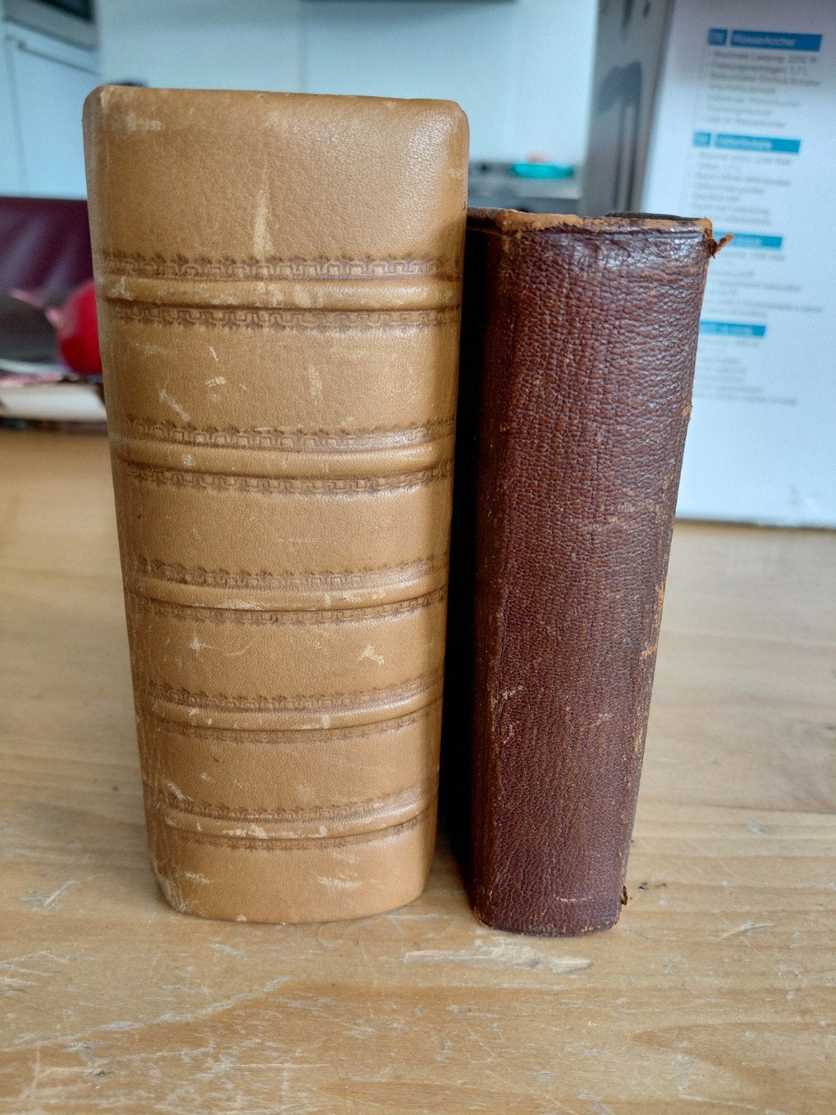 2 NOG ZEER MOOIE MET LEDEREN KAFT ZIJNDE ANTIEK BIJBEL .
DE, Antiek en Kunst, Ophalen of Verzenden