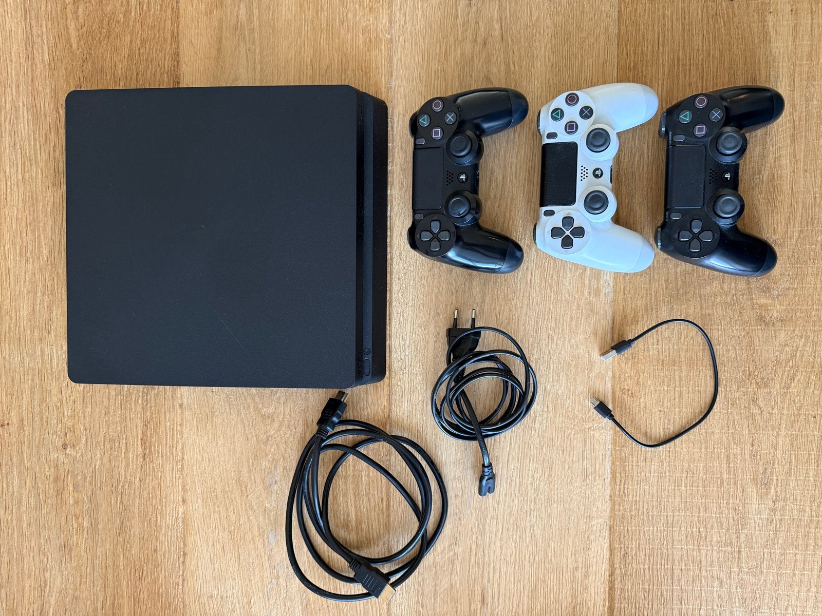 PlayStation 4 Slim 1TB met 3 controllers, Spelcomputers en Games, Ophalen of Verzenden, Zo goed als nieuw, 1 TB, Met 3 controllers of meer