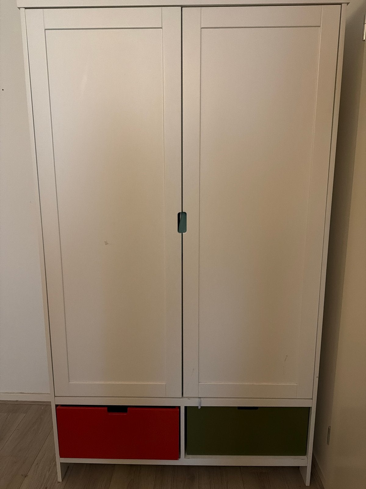 Witte kledingkast met gekleurde lades van Bopita, Ophalen, Gebruikt, 100 tot 150 cm, Met lade(s)