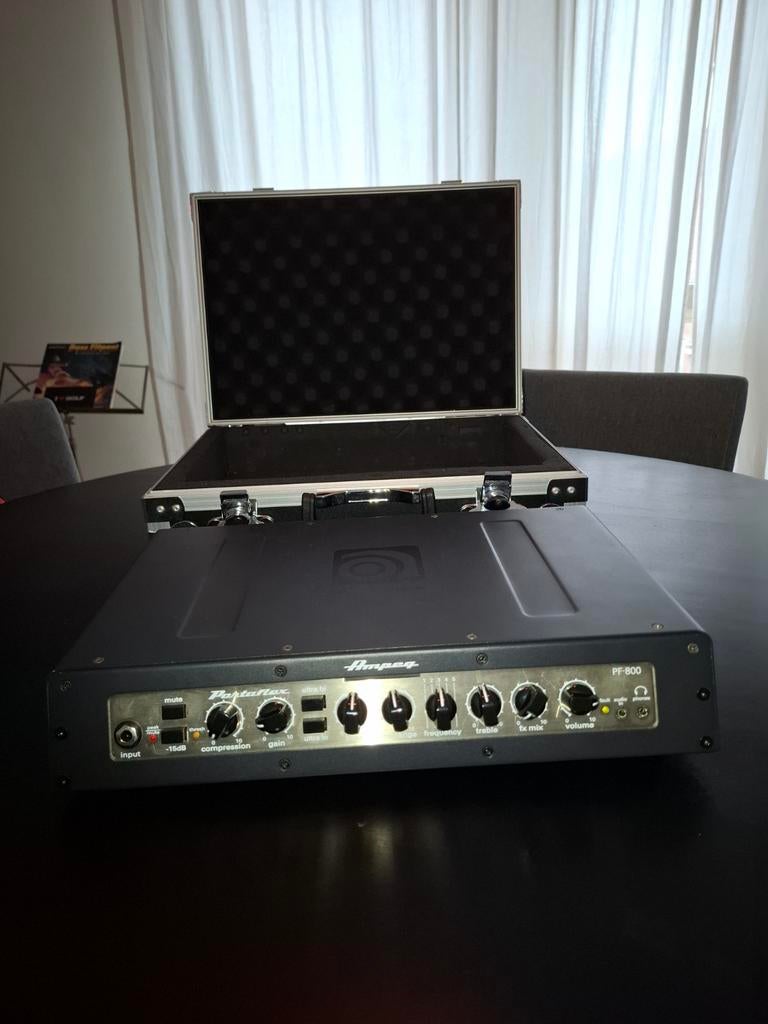 Ampeg PF-800 basversterker met koffer, Ophalen, Zo goed als nieuw, Basgitaar, 100 watt of meer