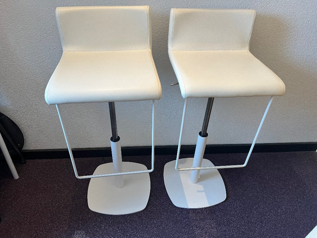 2x  moderne verstelbare Bar krukken wit leer, 60 tot 90 cm, Ophalen of Verzenden, Zo goed als nieuw, In hoogte verstelbaar