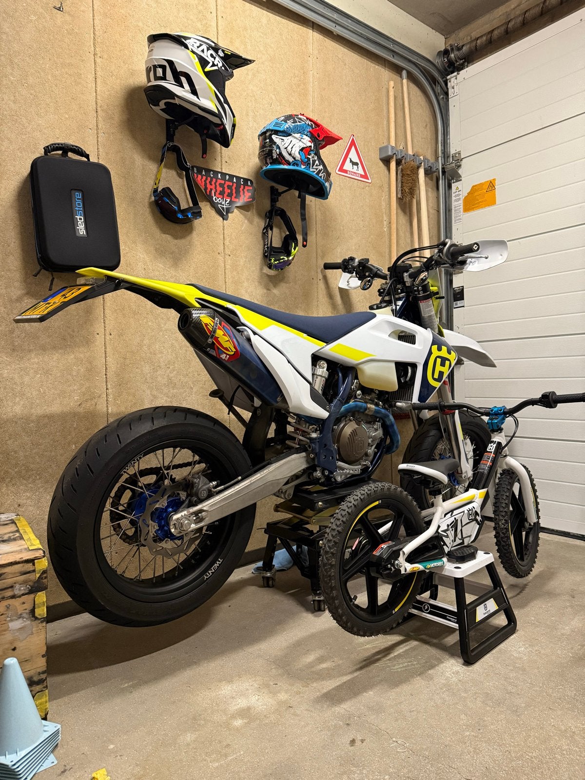 Husqvarna FE 501 Supermoto 2023, als nieuw en BOMvol, Motoren, Occasion, Motorrijbewijs A, Particulier, Handgeschakeld